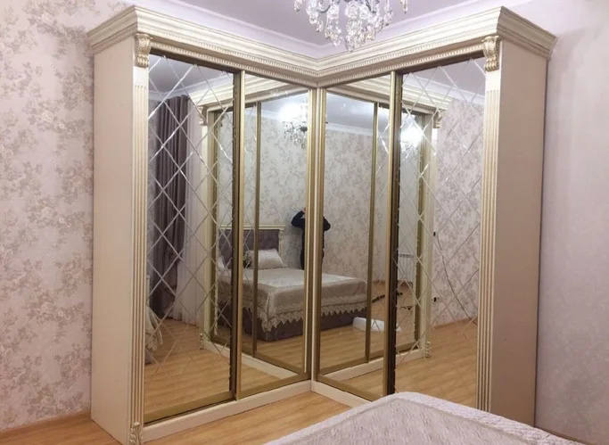 Угловой шкаф купе с гравировкой №492